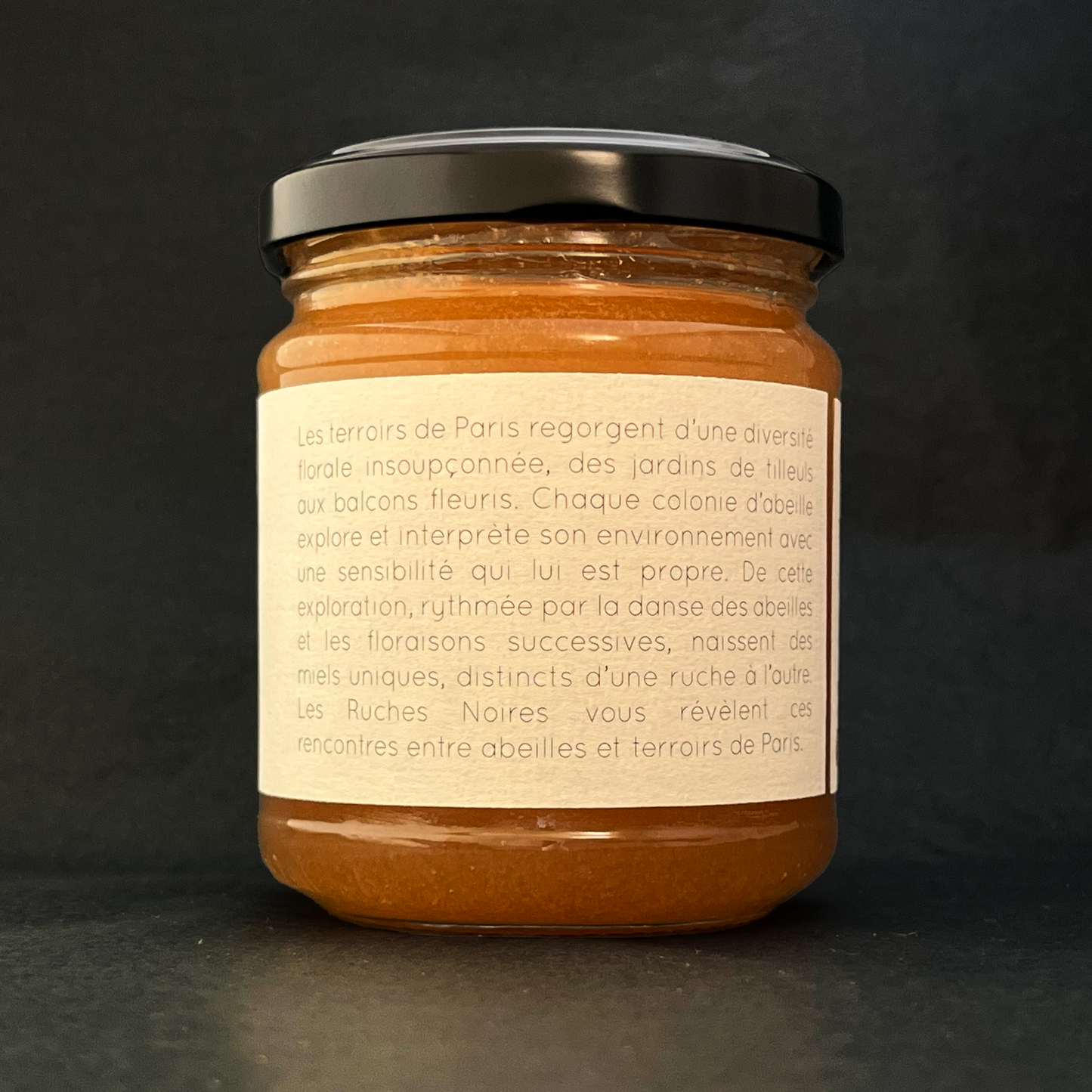 Pot de miel du rucher Nation à Paris – texte descriptif des Ruches Noires sur l’étiquette