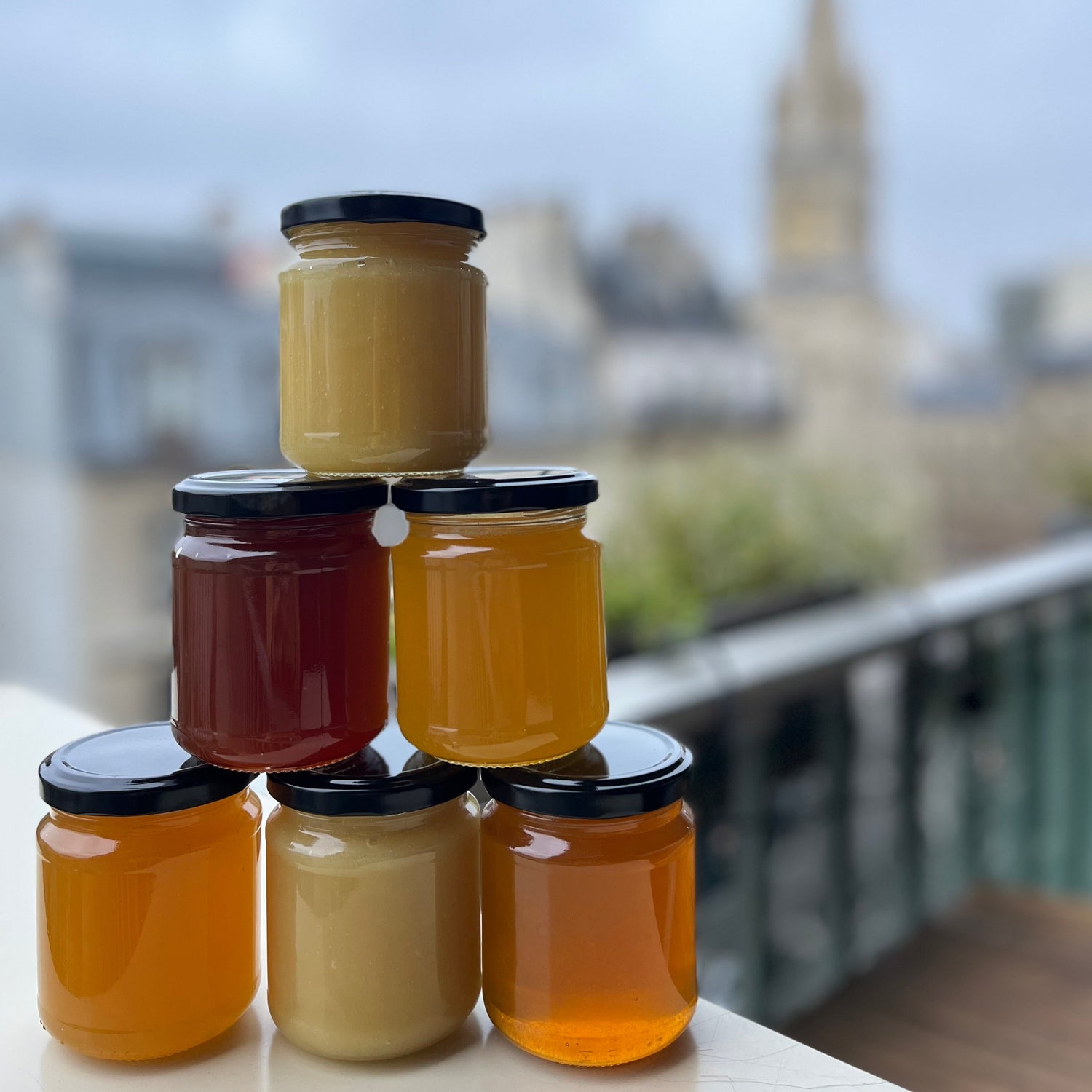 Pots de miel de couleurs différentes issus de ruches parisiennes – terroir urbain et diversité florale locale