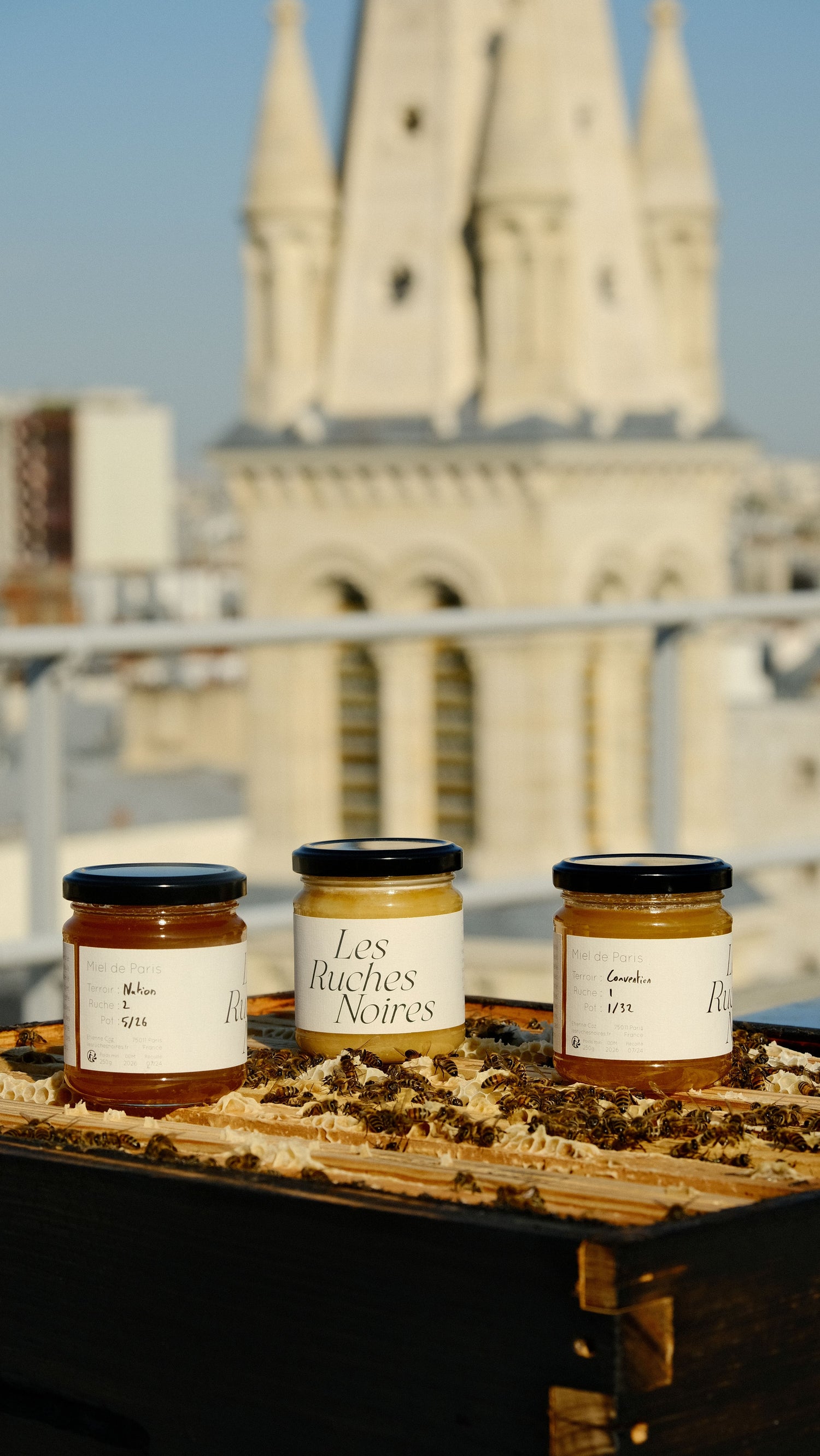 Pots de miel de Paris Les Ruches Noires devant Église Saint-Joseph des Nations