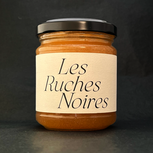 Pot de miel du rucher Nation, étiquette Les Ruches Noires visible – miel de Paris extrait ruche par ruche
