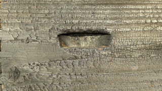 Détail du bois brûlé par yakisugi utilisé pour les ruches urbaines Les Ruches Noires à Paris