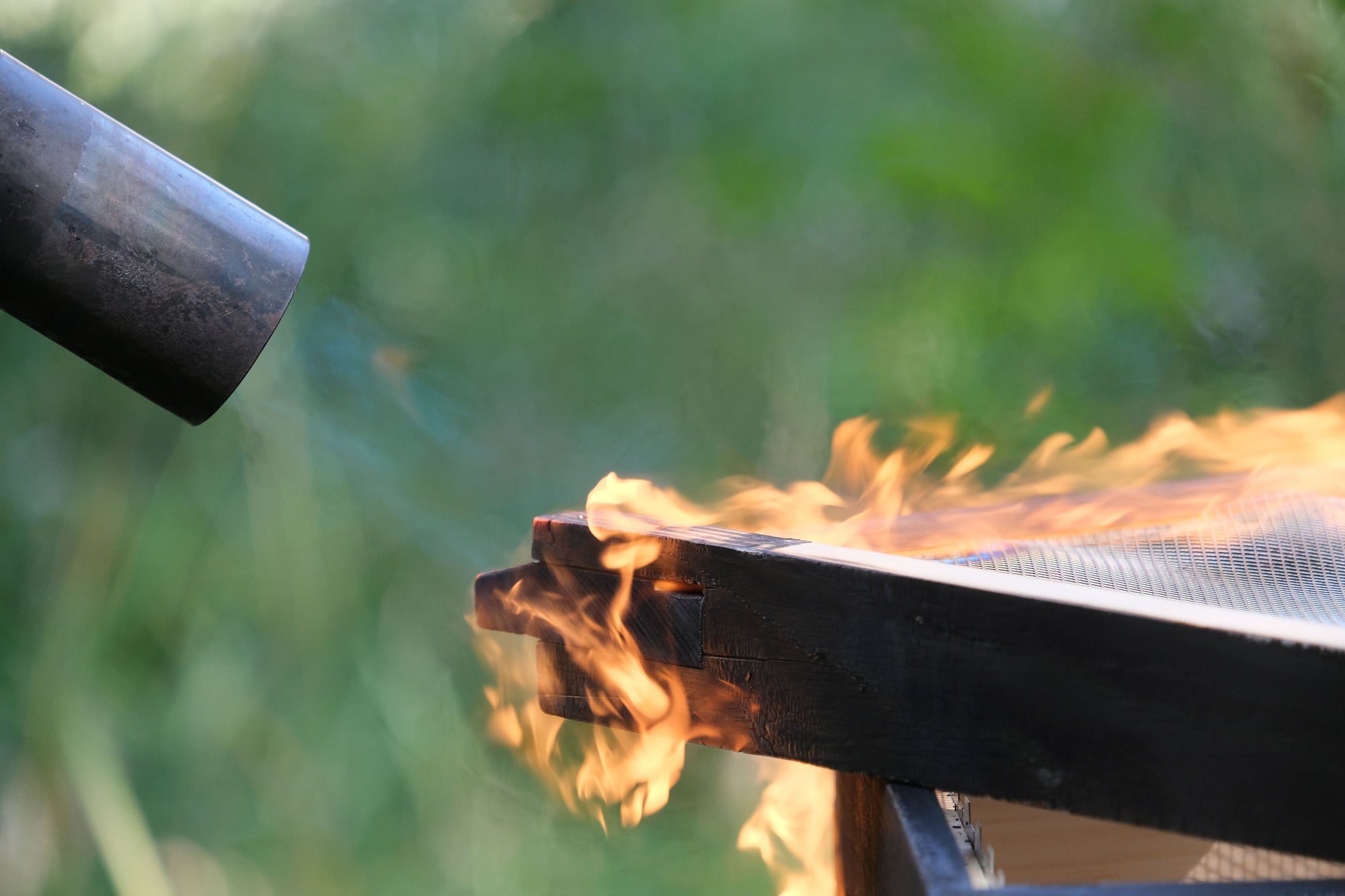 Technique du yakisugi : bois de ruche brûlé à la flamme pour Les Ruches Noires